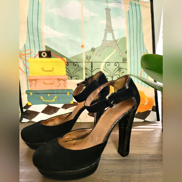 BCBG Paris suede heels - Picture 1 of 9